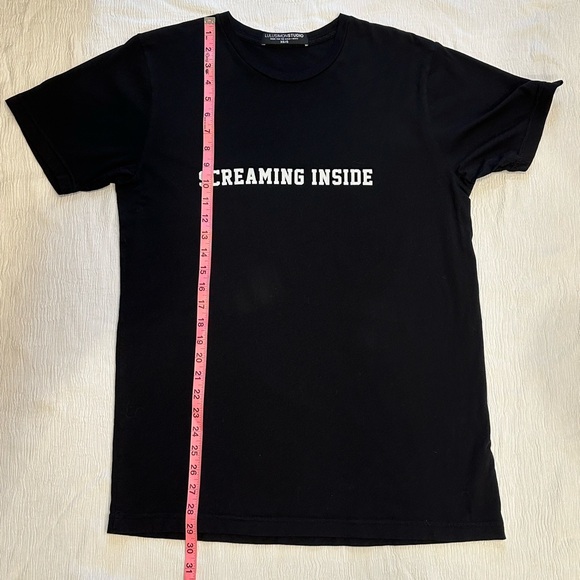 LULUSIMONSTUDIO Black “Screaming Inside” T-Shirt for the bold & witty - Picture 5 of 6